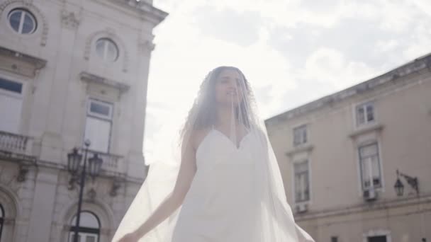 Bella Donna Con Velo Bianco Sfondo Sole Azione Immagine Divina — Video Stock