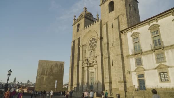 Portugalia Porto Lipca 2022 Turyści Przechodzą Obok Starego Kościoła Katolickiego — Wideo stockowe