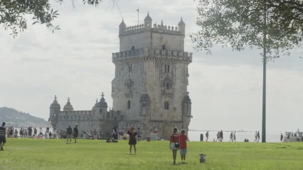 Португалия Лиссабон Июля 2022 Года Средневековая Башня Побережье Начали Туристы — стоковое видео