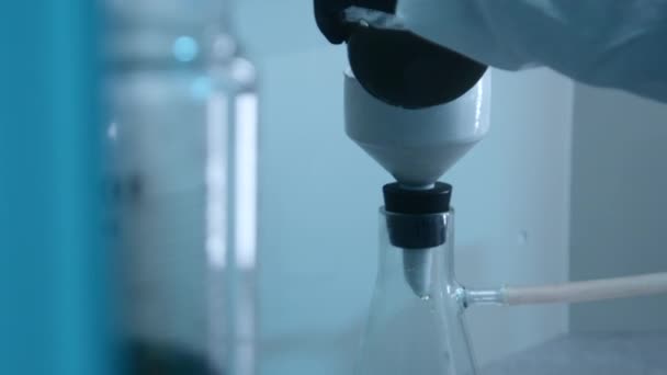 药剂师把液体倒入瓶中 库存录像 化学家用瓶子和液体物质进行实验 用液体和玻璃瓶进行实验室实验 — 图库视频影像