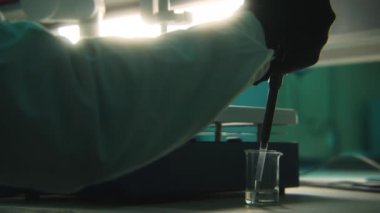 Kimyasal elementlerle çalışmak. Stok görüntüleri. Özel izole bir odada çalışan bilim adamlarıyla deney tüplerinde yeşil ilaç. Yüksek kalite 4k görüntü