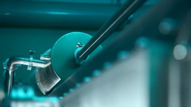 Gaz için çelik borulara ve varillere yakın çekim. Stok görüntüleri. Çelik gövdeli yeni boru sistemi. İçerideki maddelerin ya da gazın taşınması için borular. 