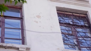 Eski bir apartmanın pencereleri. Stok görüntüleri. Eski bir ev cephesi olan şehir manzarası