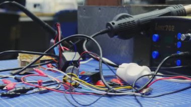 Almanya - Berlin, 10 Nisan 2023: Bilim laboratuarındaki profesyonel ekipman kablolarını kapatın. Stok görüntüleri. Bilim kavramı 