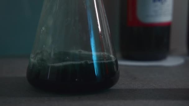 Pendekatan Cairan Kimia Dituangkan Dalam Labu Rekaman Saham Mengalir Cairan — Stok Video
