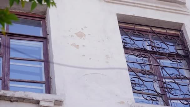 Okna Starego Budynku Mieszkalnego Materiał Filmowy Miejski Krajobraz Starą Fasadą — Wideo stockowe