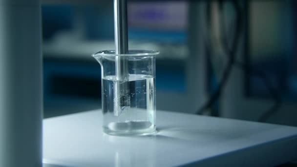 实验室用玻璃杯中的旋转物质 库存录像 用瓶子中的物质和液体进行化学实验 实验室专业化学实验 — 图库视频影像
