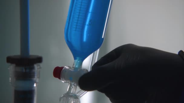 在实验室与化学品密切合作的情况 库存录像 混合生化液体进行实验室测试 药剂师在实验室里把物质混在瓶子里 — 图库视频影像