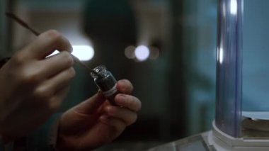 Laboratuvarda kimyagerin tartılma maddesine yakın çekim. Stok görüntüleri. Laboratuvarda kimyasallar için özel ölçekler. Mataranın matara ait laboratuvar ağırlığı. 