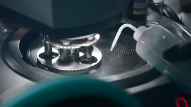 Lavorazione Meccanica Apparecchiature Laboratorio Filmati Delle Scorte Liquido Viene Versato — Video Stock