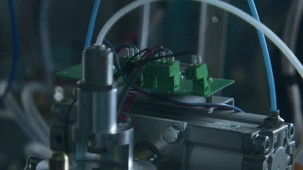 危険な装備を作る人間の閉鎖 ストック映像 実験室での化学活動のためのワイヤーが付いている鋼鉄構造の修理 男は爆弾や化学機器を収集する — ストック動画