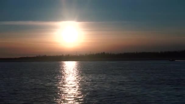 Güzel Bir Gökyüzü Olan Şafak Şarjör Ormanlarla Çevrili Nehrin Üzerinde — Stok video