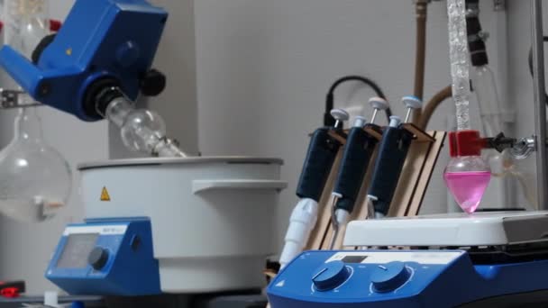 化验室内装有旋转瓶的设备 库存录像 实验室里的旋转设备和有色液体 带有设备的化学实验室分析 — 图库视频影像