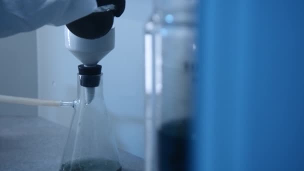 药剂师把液体倒入瓶中 库存录像 化学家用瓶子和液体物质进行实验 用液体和玻璃瓶进行实验室实验 — 图库视频影像