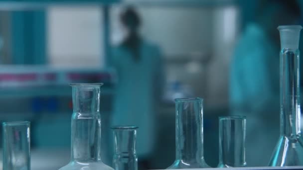 플라스크와 실험실에 사람들 비디오 의사와 장비를 실험실 실험을 수행하는 화학자와 — 비디오