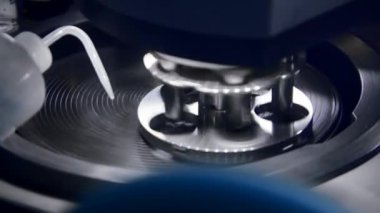 Laboratuvar ekipmanlarının mekanik işlemleri. Stok görüntüleri. İşlem için laboratuvar malzemelerinin üzerine sıvı dökülür. Madde işleme laboratuvar ekipmanları.