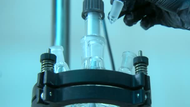 化学家带着装有旋转设备的瓶子 库存录像 戴着手套的化学家拿着瓶子去研究 旋转设备中的瓶和液的实验 — 图库视频影像