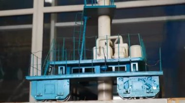 Endüstriyel kulenin küçük modeli. Stok görüntüleri. Platformlu endüstriyel kulenin metal modeli. Endüstriyel proje için merdiven ve platformlu kule. 