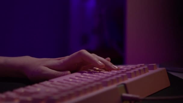 Nahaufnahme Von Fingern Die Während Des Spiels Auf Die Tastatur — Stockvideo