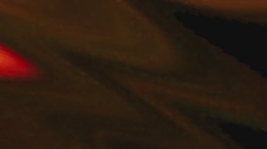 Siyah arka planda alevlerin canlandırılması. Hareket. Yanan turuncu ateşin dijital dalgaları