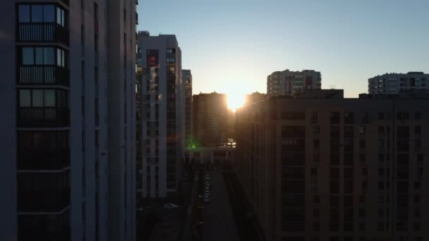 美丽的城市街道 阳光灿烂 尽收眼底 库存录像 阳光照射在城市街道上 有住宅建筑 在阳光明媚的早晨 现代住宅区和市区 — 图库视频影像