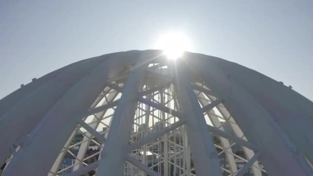 白色横梁的现代圆顶结构 库存录像 在阳光明媚的日子建起了房子 圆顶白色建筑的现代建筑 — 图库视频影像