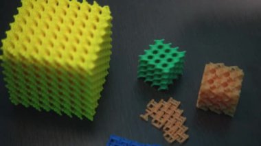 Küçük fayanslardan yapılmış plastik küpü kapat. Stok görüntüleri. Siyah bir masa yüzeyinde renkli çocuklar