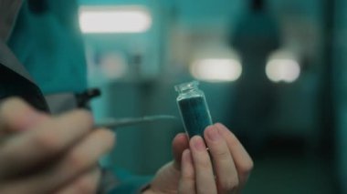 Kimyasal karışım almaya yakın çekim. Stok görüntüleri. Kimyager kaşıkla biraz gevşek karışım alır. Laboratuvarda kavanozda kimyasal karışımlar var.. 