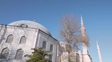 Minareleri olan beyaz bir camiinin alçak açılı görüntüsü. Başla. Din ve mimari kavramı