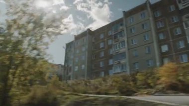 Eski apartman manzaralı bir araba yolculuğu. Stok görüntüleri. Yazın eski şehrin yerleşim bölgelerine dönüş yolu. Sürücü arabasının penceresinden eski yerleşim alanlarının görüntüsü. 