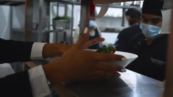 Garson Mutfaktan Tabağı Alır Hdr Manikürlü Genç Bir Kadın Restoran — Stok video