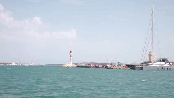 Port Morski Port Latarnia Morska Błękitnym Tle Zachmurzonego Nieba Akcja — Wideo stockowe