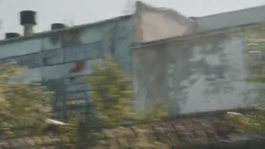 Hareket halindeki eski kasabanın manzarası. Stok görüntüleri. Yaz günü eski kasaba manzaralı bir araba gezisi. Eski şehrin manzarası hareket halindeki arabanın penceresinden süzülüyor. 