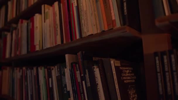 Bibliotheek Met Knipperend Licht Voorraadbeelden Boekenplanken Bibliotheek Met Knipperend Warm — Stockvideo
