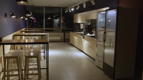 Nowoczesna Wspólna Kuchnia Materiał Filmowy Nowoczesne Stylowe Wnętrze Kuchni Akademiku — Wideo stockowe