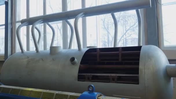 核反应堆蒸汽发生器 库存录像 旧房间里的蒸汽发生器罐 带有室内住房的内部蒸汽发生器系统 — 图库视频影像