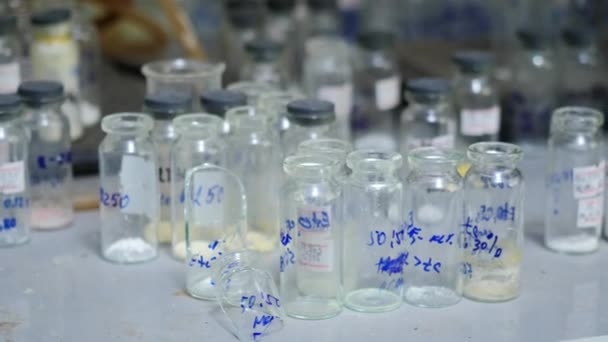 很多装有化学品的瓶子 库存录像 装有化学配方和物质的小瓶子 药理学实验室瓶子的化学成分 — 图库视频影像