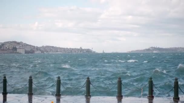 Stora Vågor Bryter Stenkusten Slow Motion Börja Stormigt Väder Vid — Stockvideo