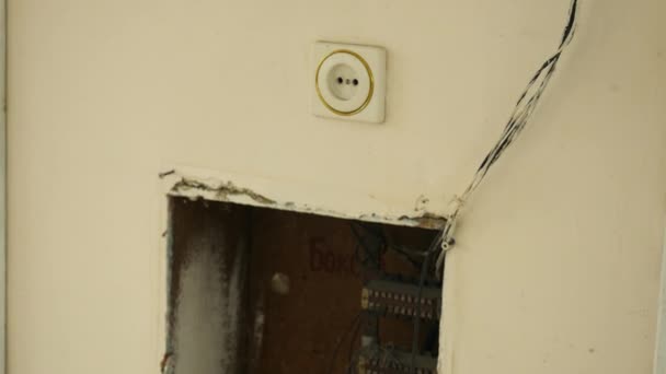 古い家の壁の古い電気シールド ストック映像 古い家の壁にビルと出口が付いているワイヤー 旧村の電気システム — ストック動画