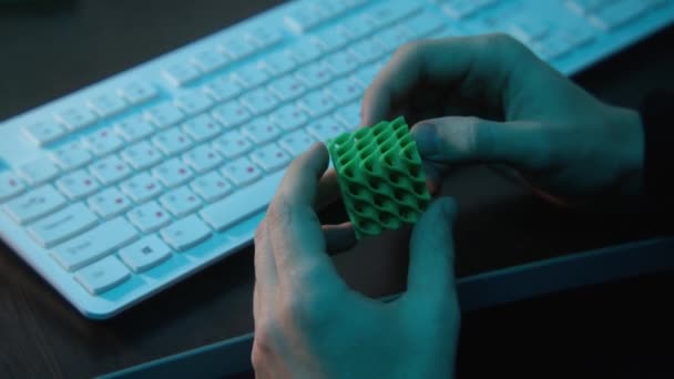 抽象的なキューブを手に持っている男 ストック映像 パズルキューブを持っている男のクローズアップ 男はオフィスデスクでパズルキューブを保持する — ストック動画