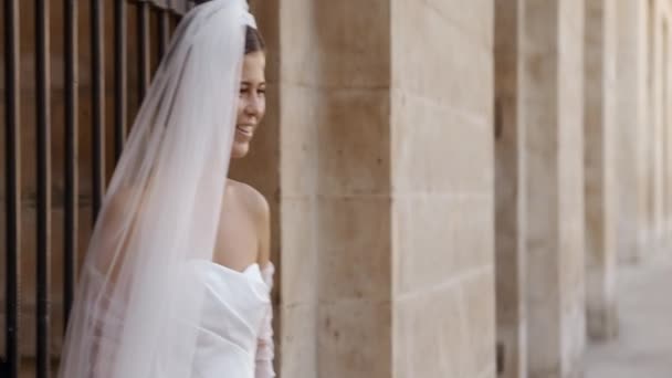 Fotoğrafçı Genç Bir Modele Fotoğraf Gösteriyor Başla Düğün Fotoğrafları Açık — Stok video