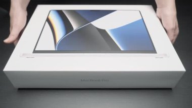 Çin, Pekin - 22 Nisan 2023: yeni dizüstü bilgisayar modeline yakın çekim. Başla. Apple 'dan yeni MacBook modelini çıkarıyorum. Profesyonel tasarım çalışması için Apple 'dan yeni dizüstü bilgisayar. 