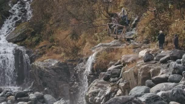 Wandern Durch Märchenhafte Landschaften Kreativ Herbstwald Mit Überquellenden Wasserfällen Und — Stockvideo