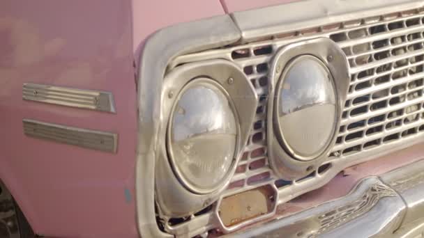 Κοντινό Πλάνο Του Σκονισμένου Κλειστού Προβολείς Ενός Ροζ Ρετρό Αυτοκινήτου — Αρχείο Βίντεο