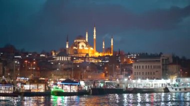 Restoranlar ve teknelerle deniz ve şehir seti gece görüşü. Başla. Yaz tatili kavramı 