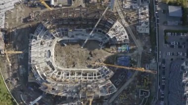 Çok katlı bir evin inşaat alanının havadan görüntüsü. Stok görüntüleri. Kentleşme kavramı 