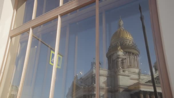 Réflexion dans la fenêtre de l'ancienne cathédrale. L'action. Ancienne cathédrale avec dôme se reflète dans la fenêtre du bâtiment moderne. Reflet de la cathédrale dans la fenêtre du bâtiment par une journée ensoleillée. 