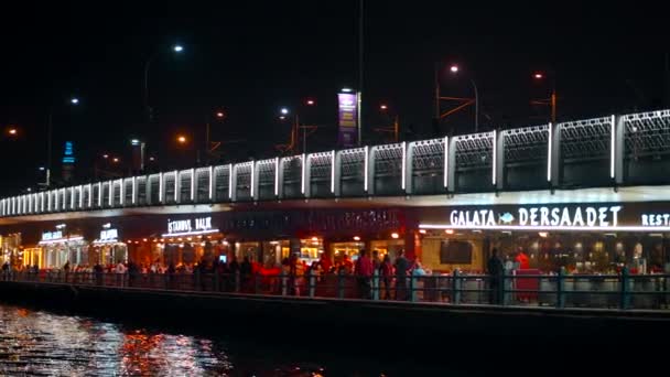 トルコ アンタルヤ 2222年8月29日 レストランやボート付きの海と都市のエンバンクの夜景 アクション 夏休みのコンセプト — ストック動画
