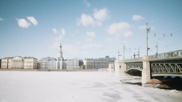 Bela Vista Cidade Antiga Com Ponte Rio Congelado Acção Cidade — Vídeo de Stock