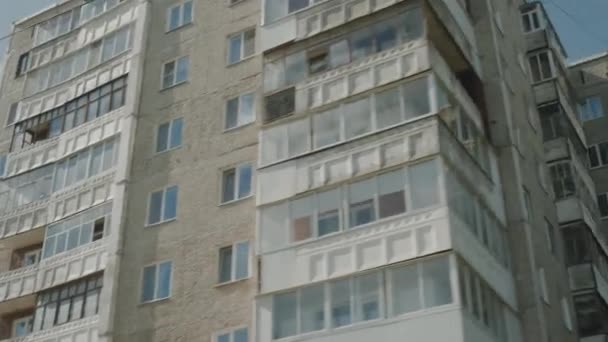 夏日街上的老式公寓楼 库存录像 多层大楼后面的蓝天 — 图库视频影像